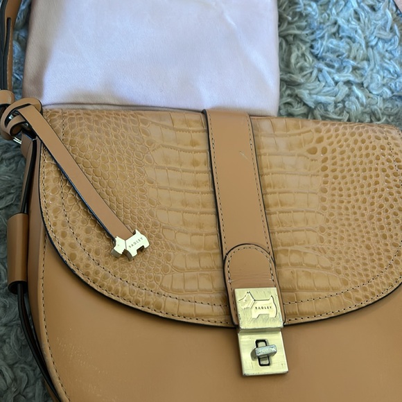 Radley London British Tan crossbody bag with gold hardware - Picture 3 of 10